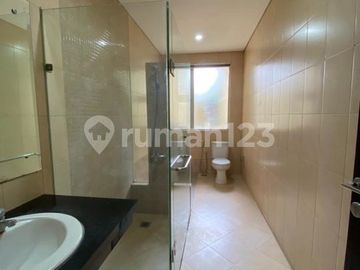 Rumah 2 Lantai dengan Halaman Belakang Luas Dalam Komplek di Cinere