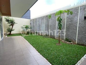 Rumah 2 Lantai dengan Halaman Belakang Luas Dalam Komplek di Cinere