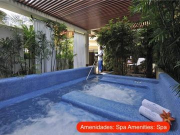 Casa de dos niveles con piscina privada, terraza, patio, bar, bodega.