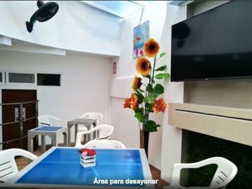 Hotel-hostal en venta en Playa del Carmen,con dos locales comerciales a media cu