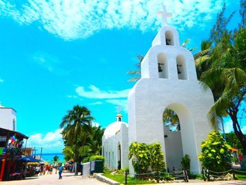 Hotel-hostal en venta en Playa del Carmen,con dos locales comerciales a media cu