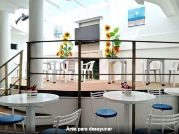 Hotel-hostal en venta en Playa del Carmen,con dos locales comerciales a media cu