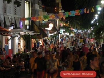 Hotel-hostal en venta en Playa del Carmen,con dos locales comerciales a media cu