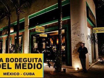 Hotel-hostal en venta en Playa del Carmen,con dos locales comerciales a media cu