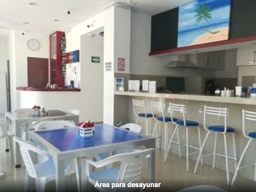 Hotel-hostal en venta en Playa del Carmen,con dos locales comerciales a media cu