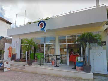 Hotel-hostal en venta en Playa del Carmen,con dos locales comerciales a media cu