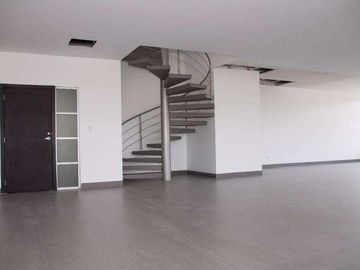 Venta o Alquiler de Moderna y Amplia Oficina en Edificio Olivos Tower