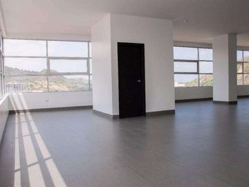 Venta o Alquiler de Moderna y Amplia Oficina en Edificio Olivos Tower