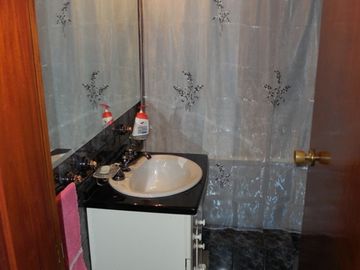 MUY BUEN CHALET PORTELA 1370 SOBRE LOTE DE 8,66 X 43
