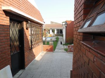 MUY BUEN CHALET PORTELA 1370 SOBRE LOTE DE 8,66 X 43