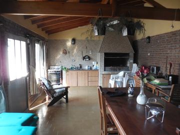 MUY BUEN CHALET PORTELA 1370 SOBRE LOTE DE 8,66 X 43