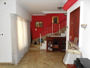 MUY BUEN CHALET PORTELA 1370 SOBRE LOTE DE 8,66 X 43