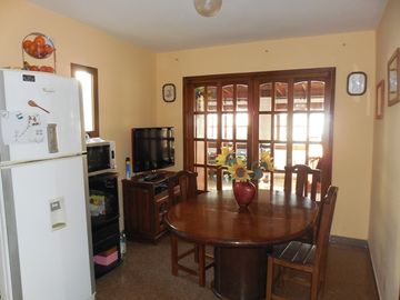 MUY BUEN CHALET PORTELA 1370 SOBRE LOTE DE 8,66 X 43