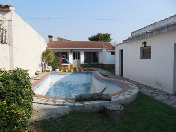 MUY BUEN CHALET PORTELA 1370 SOBRE LOTE DE 8,66 X 43