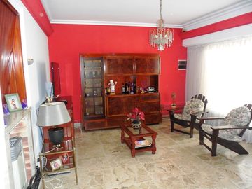 MUY BUEN CHALET PORTELA 1370 SOBRE LOTE DE 8,66 X 43