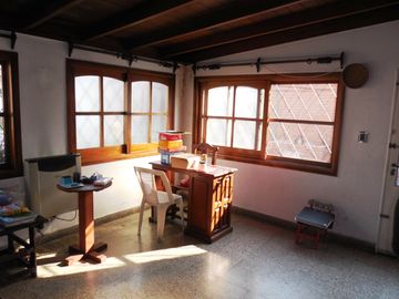 MUY BUEN CHALET PORTELA 1370 SOBRE LOTE DE 8,66 X 43