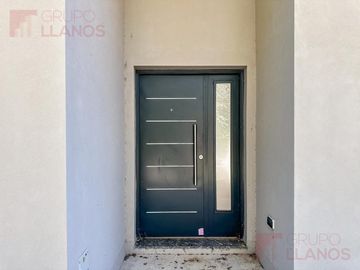 Venta de casa 3 dormitorios en Club Campos de Golf Las Praderas de Luján a estrenar