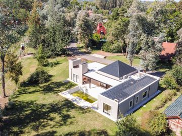 Venta de casa 3 dormitorios en Club Campos de Golf Las Praderas de Luján a estrenar