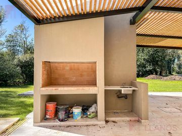 Venta de casa 3 dormitorios en Club Campos de Golf Las Praderas de Luján a estrenar