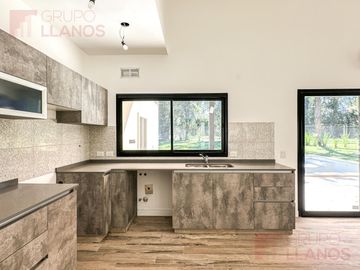 Venta de casa 3 dormitorios en Club Campos de Golf Las Praderas de Luján a estrenar