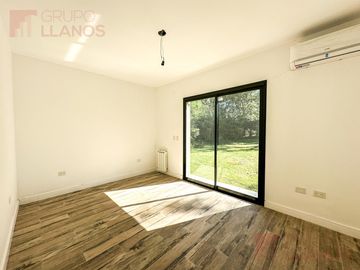 Venta de casa 3 dormitorios en Club Campos de Golf Las Praderas de Luján a estrenar