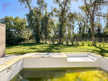 Venta de casa 3 dormitorios en Club Campos de Golf Las Praderas de Luján a estrenar