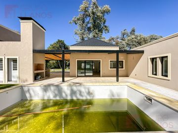 Venta de casa 3 dormitorios en Club Campos de Golf Las Praderas de Luján a estrenar