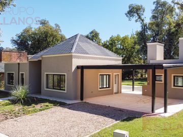 Venta de casa 3 dormitorios en Club Campos de Golf Las Praderas de Luján a estrenar