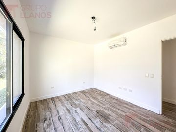 Venta de casa 3 dormitorios en Club Campos de Golf Las Praderas de Luján a estrenar