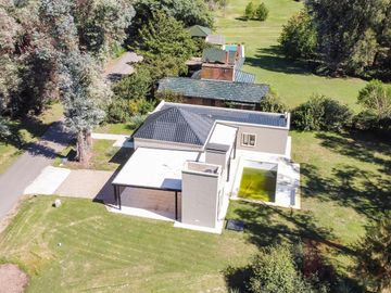 Venta de casa 3 dormitorios en Club Campos de Golf Las Praderas de Luján a estrenar