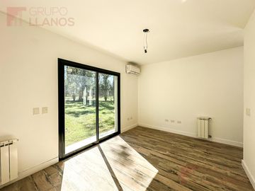 Venta de casa 3 dormitorios en Club Campos de Golf Las Praderas de Luján a estrenar