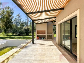 Venta de casa 3 dormitorios en Club Campos de Golf Las Praderas de Luján a estrenar