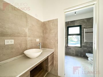 Venta de casa 3 dormitorios en Club Campos de Golf Las Praderas de Luján a estrenar