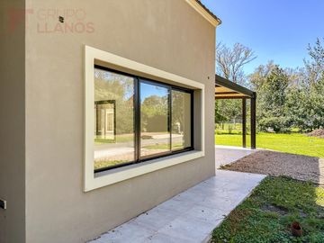 Venta de casa 3 dormitorios en Club Campos de Golf Las Praderas de Luján a estrenar