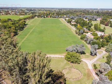 Venta de casa 3 dormitorios en Club Campos de Golf Las Praderas de Luján a estrenar