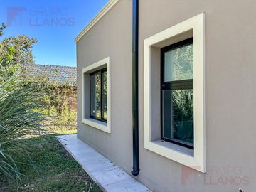 Venta de casa 3 dormitorios en Club Campos de Golf Las Praderas de Luján a estrenar