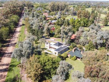 Venta de casa 3 dormitorios en Club Campos de Golf Las Praderas de Luján a estrenar