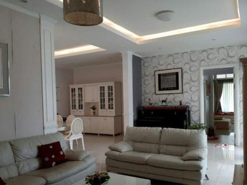 Dijual rumah asri Gaya Victorian mewah Area Setra Sari Bandung