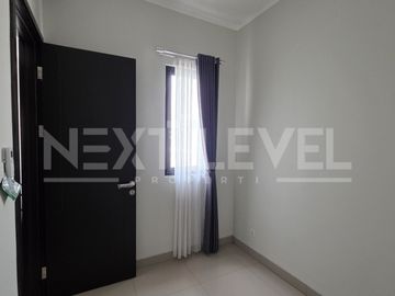 Rumah semi furnish 2 lantai siap pakai rapi di cluster Regia summarecon crown gading