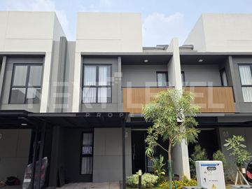 Rumah semi furnish 2 lantai siap pakai rapi di cluster Regia summarecon crown gading