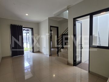 Rumah semi furnish 2 lantai siap pakai rapi di cluster Regia summarecon crown gading