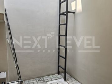 Rumah semi furnish 2 lantai siap pakai rapi di cluster Regia summarecon crown gading