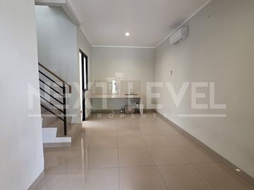 Rumah semi furnish 2 lantai siap pakai rapi di cluster Regia summarecon crown gading