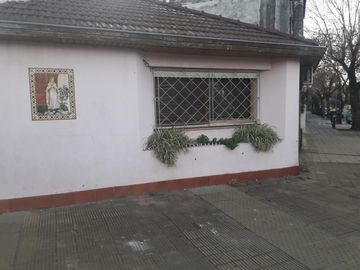 Excelente propiedad de 3 amb. Con patio en impecable estado. Actualmente se usa como oficina.
