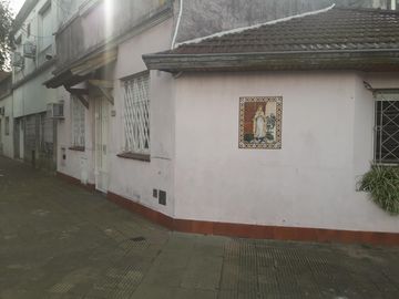 Excelente propiedad de 3 amb. Con patio en impecable estado. Actualmente se usa como oficina.