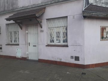Excelente propiedad de 3 amb. Con patio en impecable estado. Actualmente se usa como oficina.