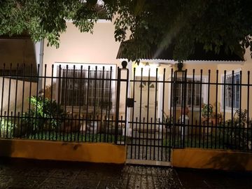 CASA LOTE PROPIO AL FRENTE DE 5 AMBIENTES. SUP. 10 mts X 20 mts. APROX.
