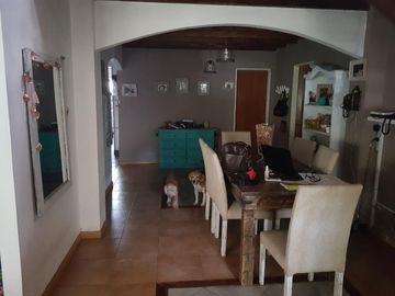 CASA LOTE PROPIO AL FRENTE DE 5 AMBIENTES. SUP. 10 mts X 20 mts. APROX.