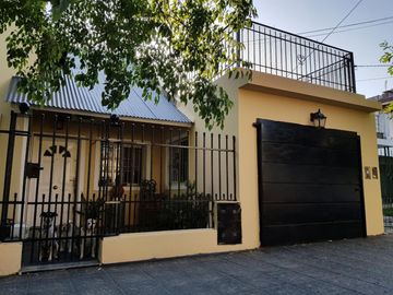 CASA LOTE PROPIO AL FRENTE DE 5 AMBIENTES. SUP. 10 mts X 20 mts. APROX.