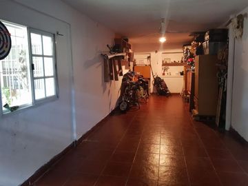 CASA LOTE PROPIO AL FRENTE DE 5 AMBIENTES. SUP. 10 mts X 20 mts. APROX.